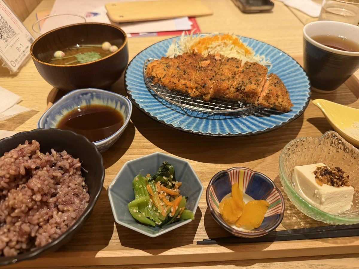 yumimane0101's tweet photo. 正直、ずっと旦那とだけいると退屈だから、たまに家族デイ作ってる。
母と弟とランチ。
こういう時間も大切にしたい。 https://t.co/JJwpraWjXX