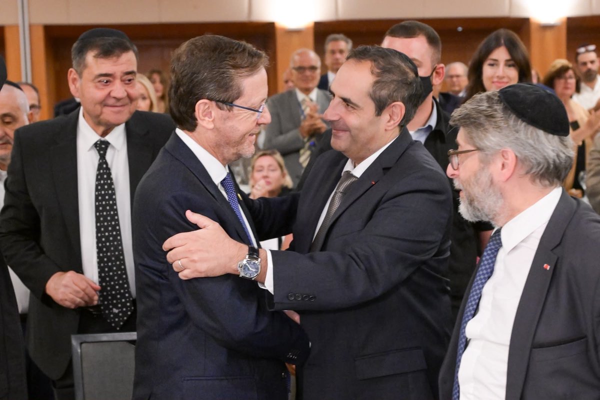 Isaac_Herzog's tweet photo. I was honored to address a delegation of French Jewish leaders and public officials visiting Israel with @Consistoire, led by its President, @ElieKorchia.

On behalf of the State of Israel, I expressed my deepest appreciation for their unwavering support and solidarity with Israel over the three years since October 7th. 

In these challenging times, we will continue to stand shoulder-to-shoulder with the global Jewish family and dear friends of Israel around the world.

Am Yisrael Chai!