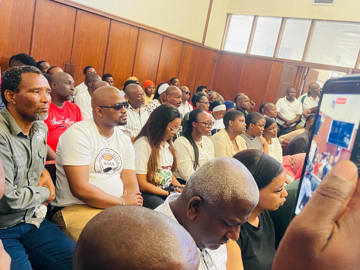 visse_ss's tweet photo. Because the courtroom was too small, some people were unable to get inside. https://t.co/QDkLKe3exR