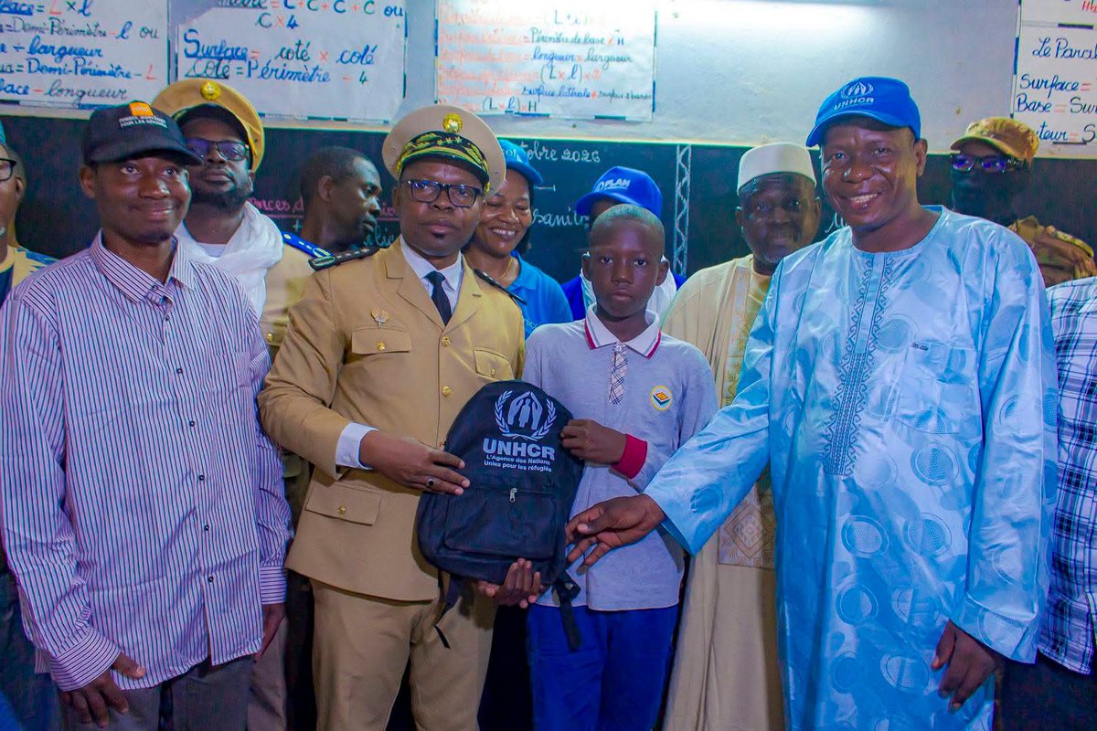 UNHCRMali's tweet photo. La semaine dernière à Tombct, le HCR, avec l’appui d’Education Cannot Wait, a procédé à une remise symbolique de kits scolaires. Au total, 8 000 kits sont prévus cette année pour soutenir la scolarisation des enfants déplacés de force et des enfants vulnérables.
@EduCannotWait https://t.co/R6QZR1dvna