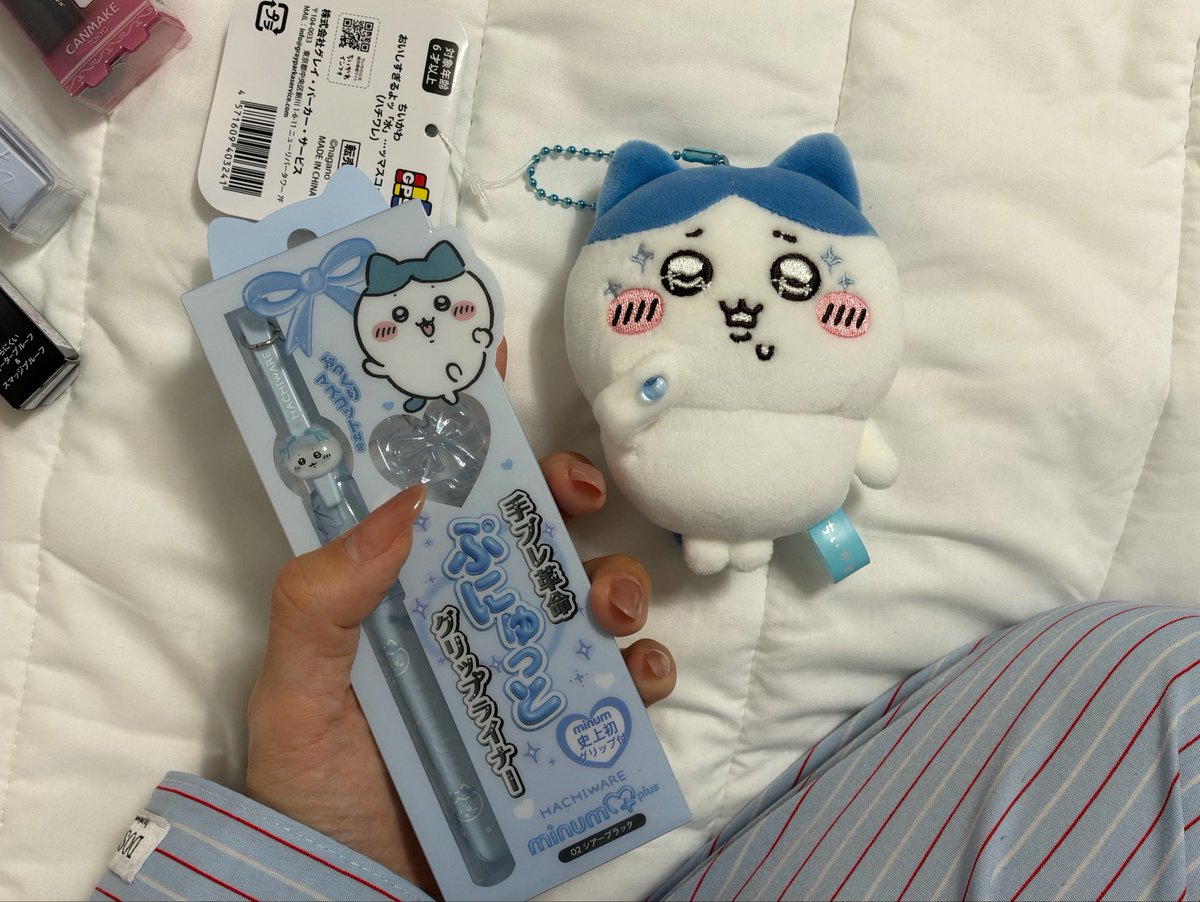 mokitso_'s tweet photo. 일본 가면 이거 꼭 사ㅜㅜ
minum 치이카와 콜라보 아이라이너

귀여워서 샀는데 손등에 테스트한 게 담날까지도 남아있었음… https://t.co/YA7dzuOh4K