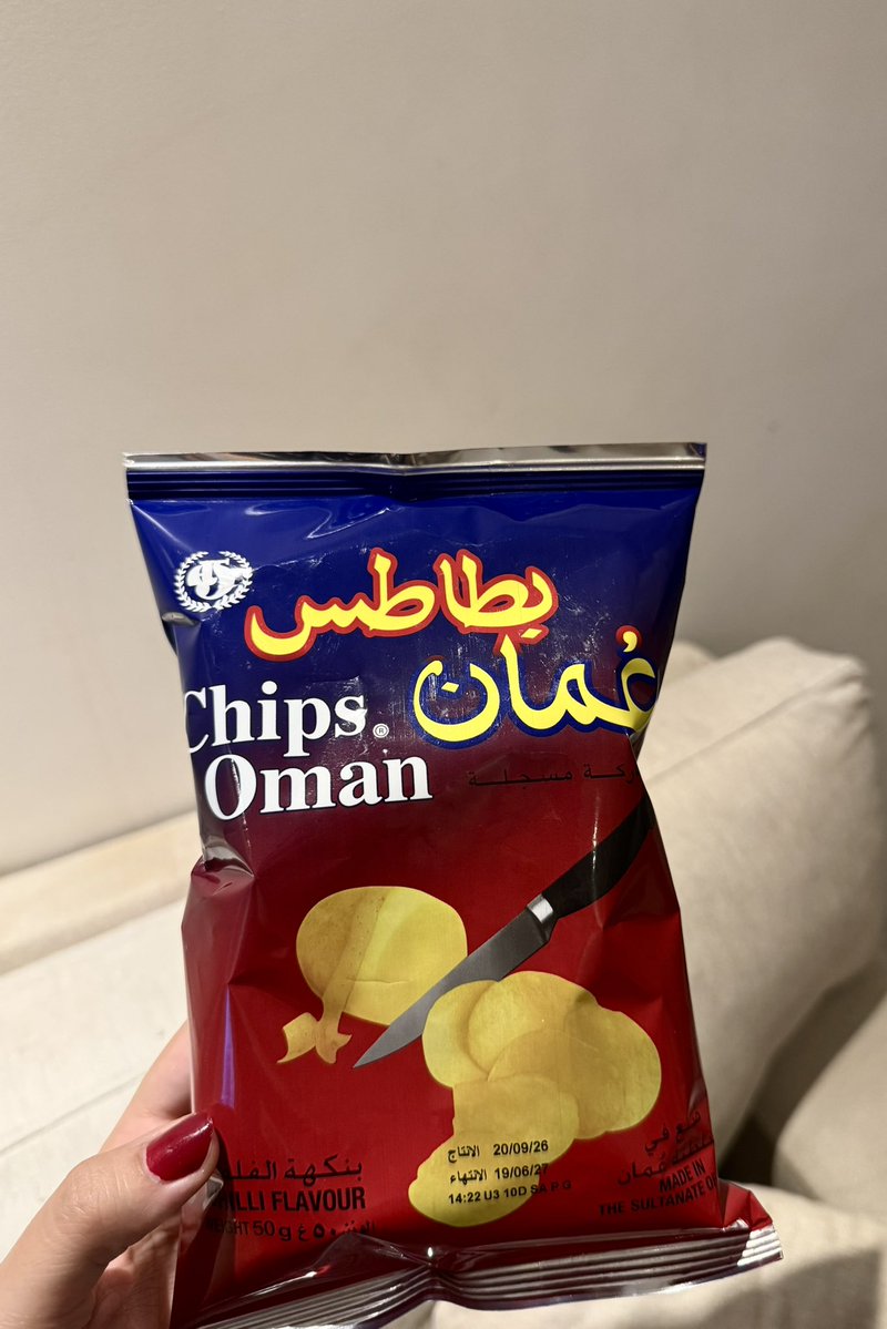 AM_xlii's tweet photo. @writtenbysh4ms بنتي توها راجعه من البقالة وأشترت شبس عمان أنا آسفه يا ماما بنطلعك من كرت العائلة ✋🏻 https://t.co/g3InFo7mQ4