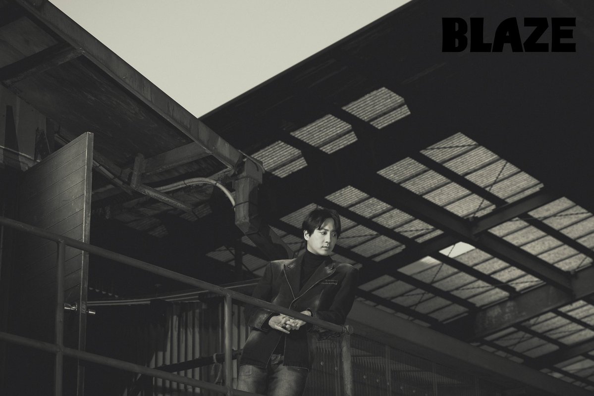 blazeprojectmag's tweet photo. 「BLAZE」10月号増刊表紙【予告】｜
#渡部秀 & #齋藤璃佑 終局の邂逅

昼と夜の境目もなく、
白と黒が入り交じる盤上で、
僕たちは絶えず、
あるべき場所からずれていく。

良心という見えない手に、
右へ左へと動かされながら。

あらかじめ定められた結末からは、
どうしても逃れられない。

やがて二人そろって、
虚無という名の箱へと閉じ込められる。

運命は君の息を奪い、
僕には、
消えることのない痣を残した。

10月15日 13時、捜査開始🔍

@shu_wa1026 
@saitoryu616 
#キスは捜査のあとで
#キスあと