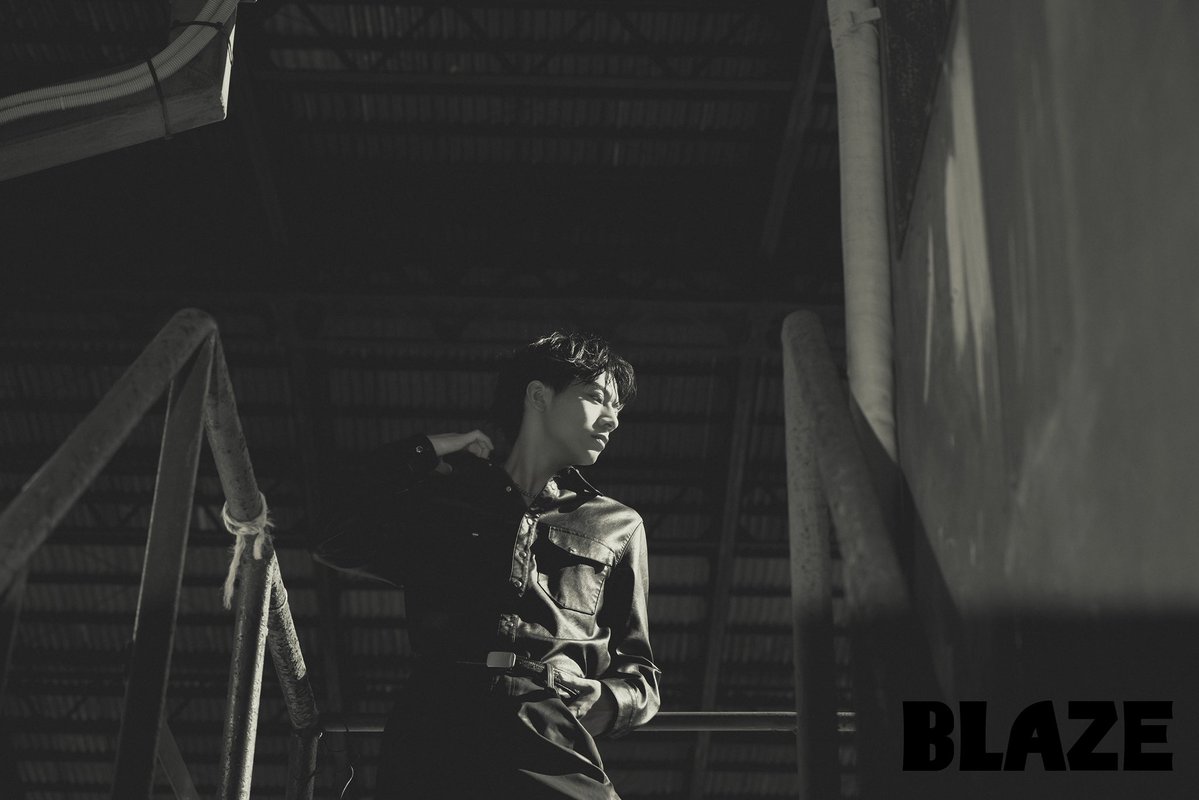 blazeprojectmag's tweet photo. 「BLAZE」10月号増刊表紙【予告】｜
#渡部秀 & #齋藤璃佑 終局の邂逅

昼と夜の境目もなく、
白と黒が入り交じる盤上で、
僕たちは絶えず、
あるべき場所からずれていく。

良心という見えない手に、
右へ左へと動かされながら。

あらかじめ定められた結末からは、
どうしても逃れられない。

やがて二人そろって、
虚無という名の箱へと閉じ込められる。

運命は君の息を奪い、
僕には、
消えることのない痣を残した。

10月15日 13時、捜査開始🔍

@shu_wa1026 
@saitoryu616 
#キスは捜査のあとで
#キスあと