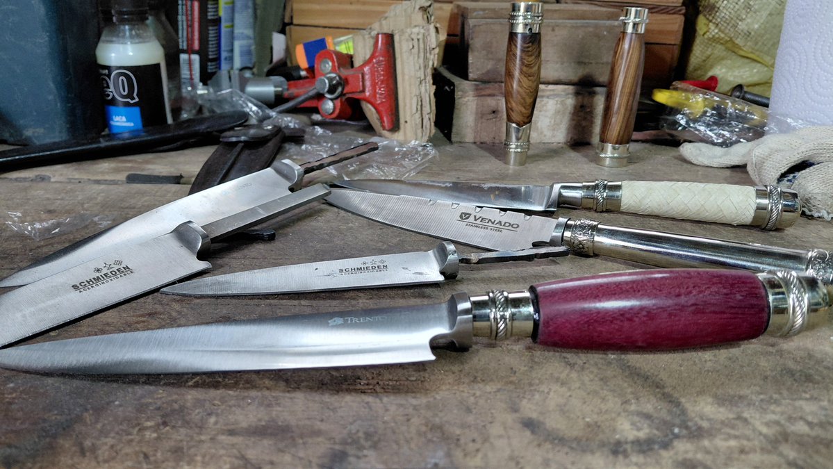xamano1968's tweet photo. @Gatosylvestre Aprovechando el feriado para disfrutar con mi hobby, encabar cuchillos!! #MañanaSylvestre https://t.co/mr192HxeY7