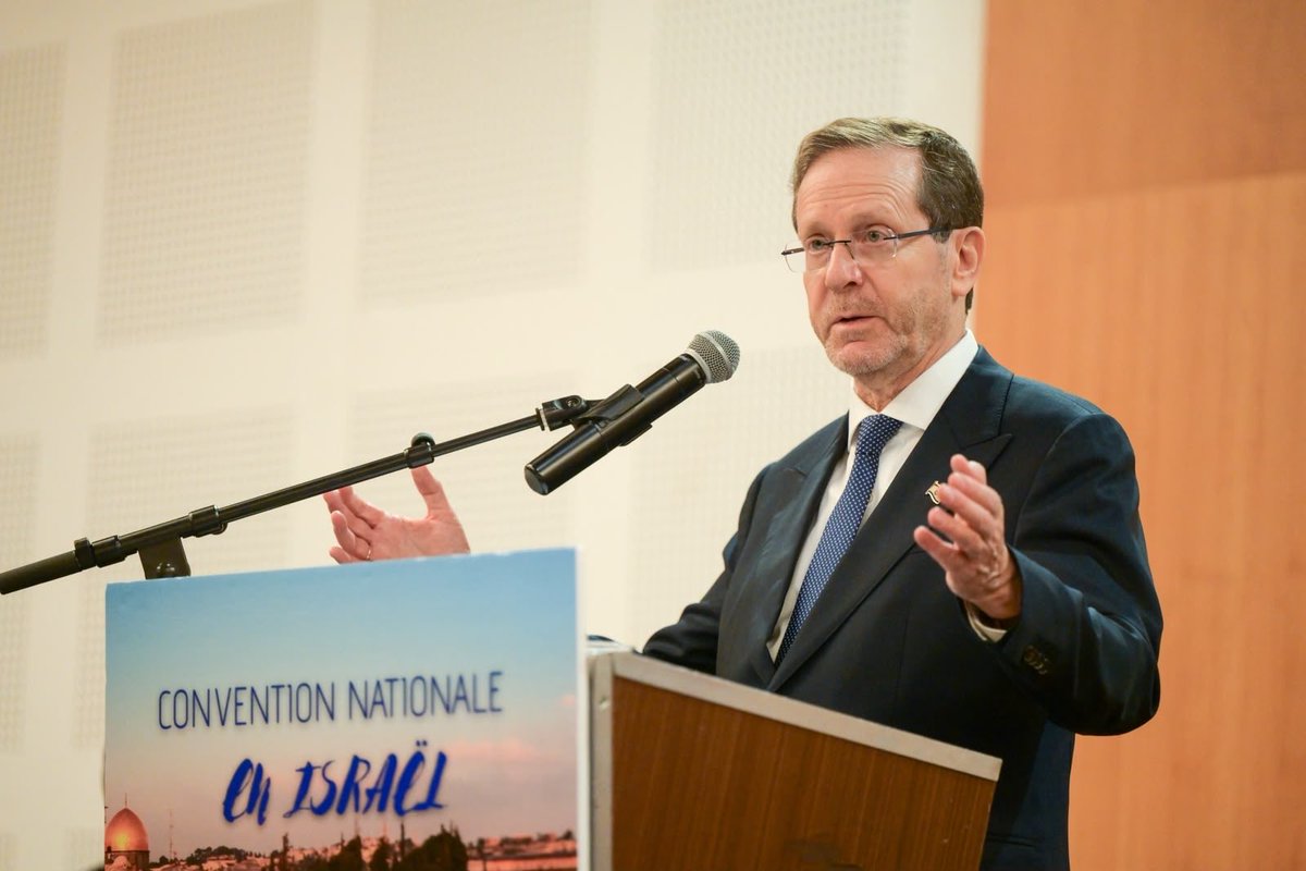 Isaac_Herzog's tweet photo. J’ai eu l’honneur de m’adresser à une délégation de responsables de la communauté juive française et de représentants des pouvoirs publics, en visite en Israël avec le @Consistoire, conduite par son président, @ElieKorchia.

Au nom de l’État d’Israël, je leur ai exprimé ma profonde gratitude pour leur soutien indéfectible et leur solidarité envers Israël depuis le 7 octobre 2023, tout au long de ces trois dernières années.

En ces temps difficiles, nous continuerons à nous tenir aux côtés de la grande famille juive à travers le monde et de nos chers amis d’Israël, partout dans le monde.

Am Israël Haï !
