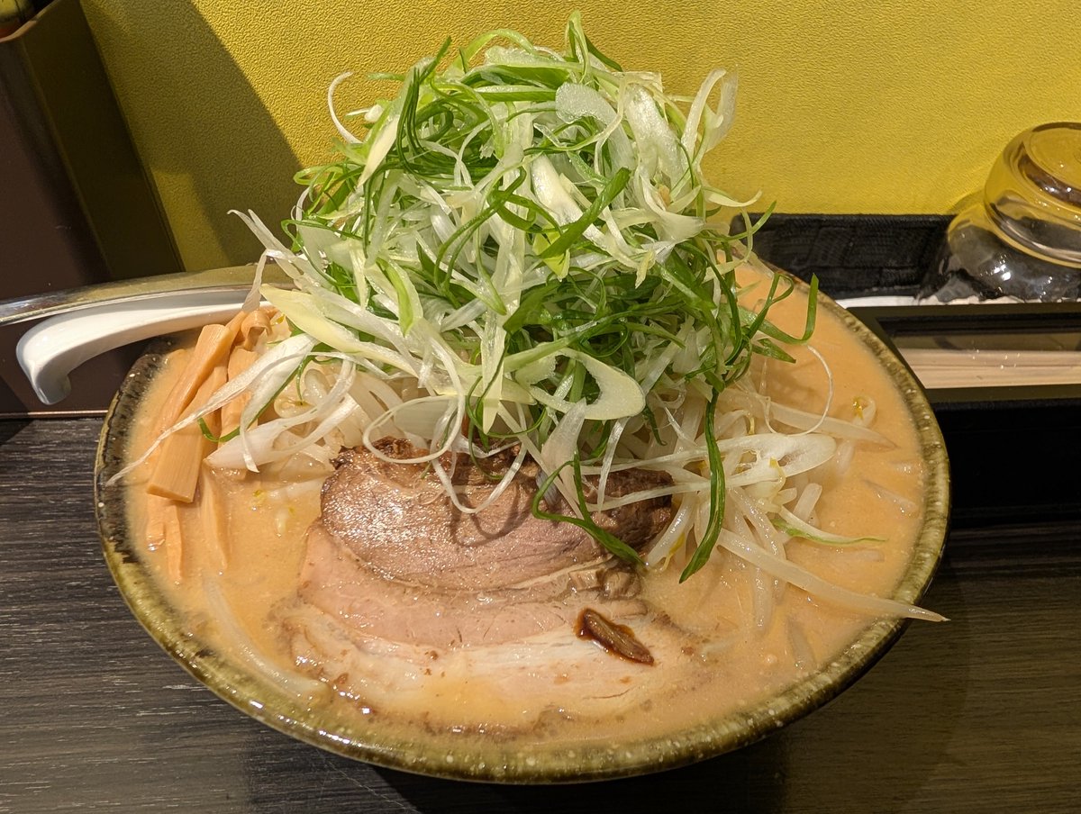 sapbeerlove's tweet photo. 麺屋大地
味噌ラーメン　1000円　やさい150円　大盛り　セットミニチャーハン450円
やさいトッピングの山盛りやさいがウマい！
スープなみなみで満腹ウマい！！ https://t.co/ObXNFGKQCB