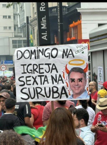 SRivoltril's tweet photo. Não acredito que levaram esse cartaz pra ruas 🙈😂😂😂 https://t.co/C2PecdlmNI