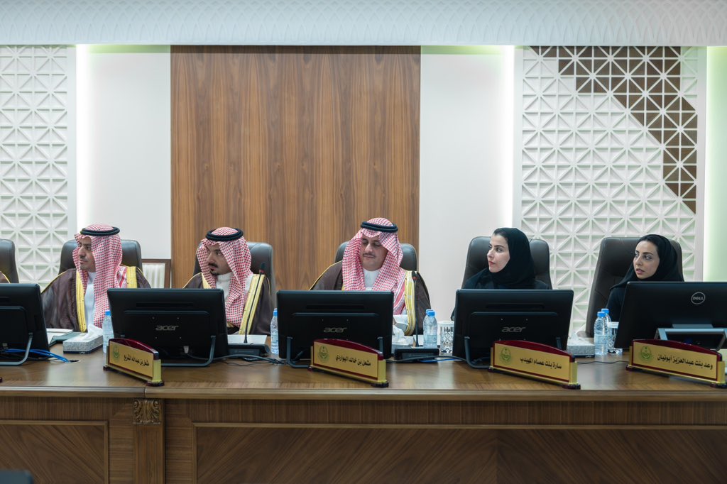 Eastern_RT's tweet photo. أمير المنطقة الشرقية يترأس الجلسة الأولى من الدورة الثامنة لمجلس المنطقة

ترأس صاحب السمو الملكي الأمير سعود بن نايف بن عبدالعزيز أمير المنطقة الشرقية رئيس مجلس المنطقة، في ديوان الإمارة اليوم الاثنين، الجلسة الأولى لمجلس المنطقة في دورته الثامنة، بحضور صاحب السمو الملكي الأمير سعود بن بندر بن عبدالعزيز نائب أمير المنطقة الشرقية نائب ��ئيس مجلس المنطقة، وأعضاء المجلس.

ورحب سمو أمير المنطقة الشرقية بأعضاء المجلس خلال الجلسة، متمنيًا لهم التوفيق والسداد في أداء مهامهم، مؤكدًا سموه أهمية الدور الذي يضطلع به المجلس في دراسة احتياجات المنطقة، ومناقشة الموضوعات التنموية والخدمية، ومتابعة سير المشاريع ومراحل تنفيذها، بما يعزز التكامل بين الجهات الحكومية، ويسهم في تحديد الأولويات التنموية ومعالجة التحديات، والارتقاء بمستوى الخدمات المقدمة للمواطنين والمقيمين، تحقيقًا لمست��دفات التنمية الشاملة وجودة الحياة في المنطقة.

وأوضح أمين عام مجلس المنطقة الأستاذة نوف الباحسين، أن تشكيل اللجان روعي فيه شمول مختلف المجالات الاجتماعية والبيئية والخدمية والحضرية والاقتصادية، بما يعزز دور المجلس في دراسة احتياجات المنطقة ومتابعة أولوياتها التنموية، ويسهم في تحقيق مستهدفات رؤية السعودية 2030، ضمن محاورها المتمثلة في مجتمع حيوي، واقتصاد مزدهر، ووطن طموح.

وأضافت أن المجلس اعتمد تشكيل (6) لجان منبثقة عنه، تتولى دراسة الموضوعات الداخلة ضمن اختصاصاتها، وتحليلها، ورفع التوصيات المناسبة بشأنها إلى المجلس، وتشمل: اللجنة العامة، ولجنة شؤون الأسرة، ولجنة البيئة، ولجنة الاقتصاد والاستثمار، ولجنة الخدمات وجودة الحياة، ولجنة التنمية الحضرية.

وفي ختام الجلسة، أعرب أعضاء المجلس عن شكرهم وتقديرهم للقيادة الرشيدة -أيدها الله- على الثقة الكريمة، مؤكدين حرصهم على أداء مسؤولياتهم، بما يسهم في دعم مسيرة التنمية بالمنطقة الشرقية.