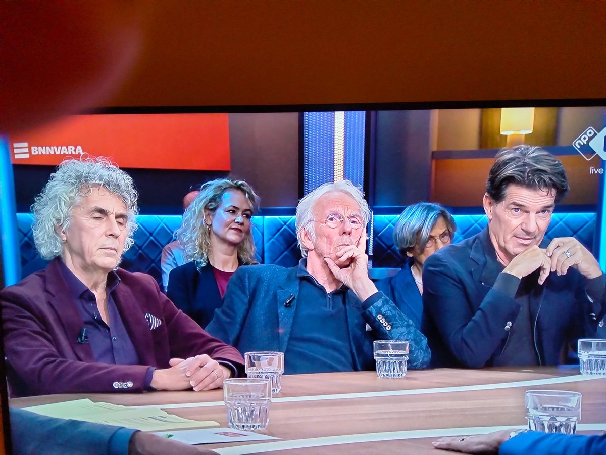 MSoll123321's tweet photo. Eindelijk weer een beetje humor op tv. Na vele jaren komen the golden Girls weer terug, gezellig. https://t.co/llOywmD3rv