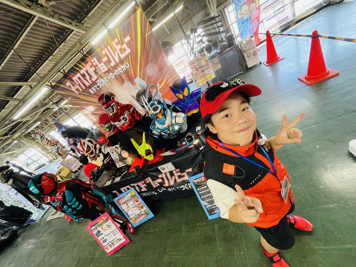 maxandsean's tweet photo. 🔥「ガワコス大展」無事終了しました！

本当にたくさんご来場いただき、親子で制作したコスプレ展示やワークショップを通じ
最高に楽しい時間を過ごせました！😊✨

ご来場の皆様、運営の皆様、ご一緒したレイヤーの皆様、本当にありがとうございました！🙇‍♂️✨

#ガワコス大展 #ロボコス大展 https://t.co/zhwMIr1mdr