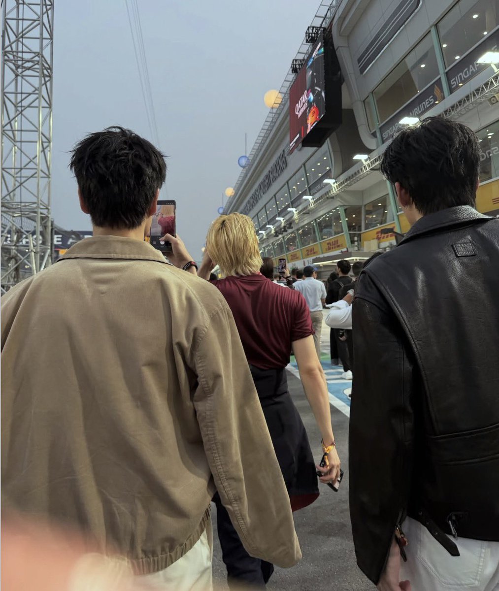 hamburggers's tweet photo. โหวว ภูวินถ่ายรูปน้องโฟ้ดโดยที่เดินยืนอยู่ข้างๆคุนปอนด์ ส่วนอีกรูปที่พี่ปอนด์ยืนกับน้องโฟ้ดก็น่าจะถ่ายโดยภูวิน โมเม้นแบบกล้อง cctv กล้องซ้อนกล้องมาก ถ้าไม่มีกล้องหลังก็คงไม่รู้ว่าตัวติดกันเปนตังเมเลยงะะะ https://t.co/5QtL72bTRE