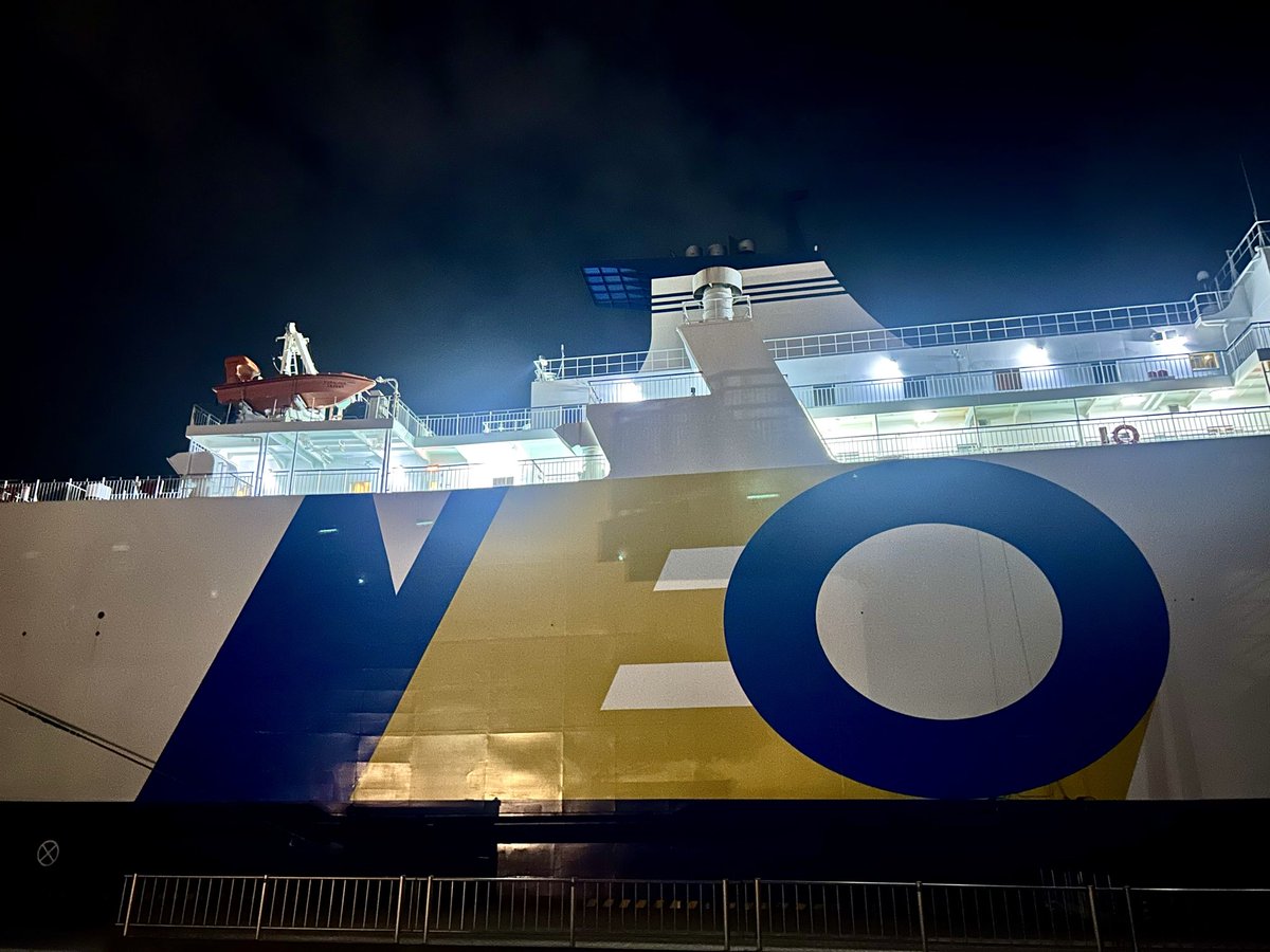memememorii's tweet photo. 北埠頭にいるナッチャンNEOに会いにきた🛳🌕
力強いおフネですね！！！ദ്ദി ˃ ᵕ ˂ ) https://t.co/tEzU4IhZTf