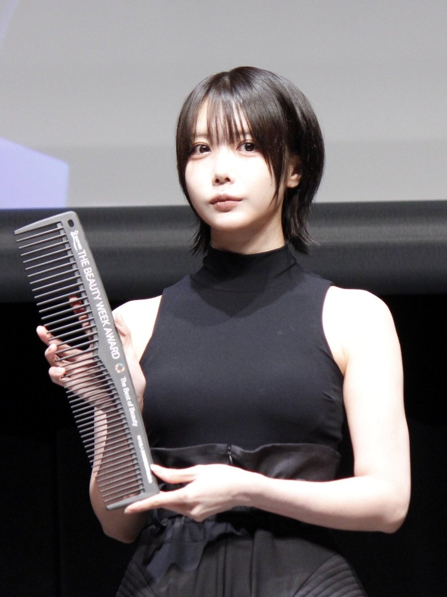 arashisakura's tweet photo. あのちゃんのスタイル神すぎ✨
顔も小さすぎてビビる😂 https://t.co/aFsnhSqoHr