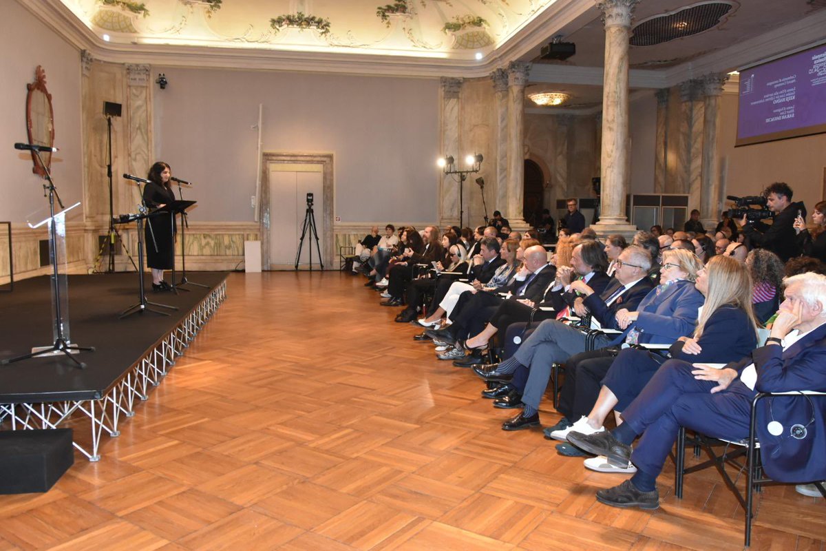 comunevenezia's tweet photo. 🏆L’assessore alla Cultura, Paolo Romor, ha preso parte questa mattina alla cerimonia di consegna del Leone d’oro alla carriera a Keiji Haino, nell’ambito del 70. Festival internazionale di Musica contemporanea, prodotto dalla Biennale di Venezia e diretto da Caterina Barbieri.

🦁Il Leone d’oro alla carriera è stato consegnato al maestro Haino, pioniere della scena noise giapponese e figura di culto dell’improvvisazione radicale, che si è esibito in un concerto site-specific per voce e strumenti a corda il 10 ottobre al Teatro alle Tese.

📌Dettagli: https://t.co/f5pAjSPCl5