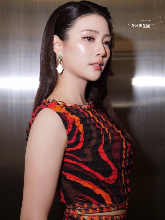 Miramonstra's tweet photo. This side profile is absolute perfection. 💎 The structure, the glow, the entire silhouette—Ginny is completely stunning from every single angle at Dolce Italia 2026!
#CentralDolceItaliaXGinny #DolceItalia #Ginny https://t.co/aQsmHi8DdG