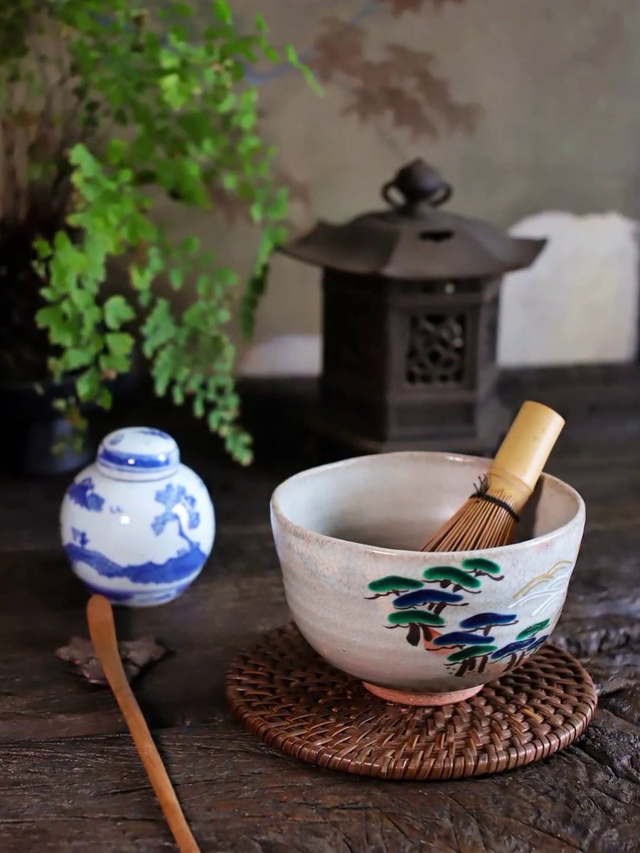 Fahyywj's tweet photo. [古色ある茶碗の勘盏を手に、新緑の小道を歩きながら、心に秘めた思いを觅う] https://t.co/AHLQA51AnG