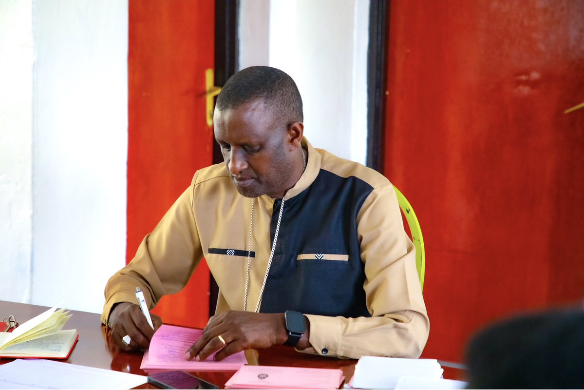 ShyogweDiocese's tweet photo. The Bishop @LouisKabayiza leads the weekly diocesan staff meeting to review ongoing projects, assess directorate reports, plan upcoming activities. And focusing on implementing action plans aligned with the development priorities of the districts where the Diocese operates https://t.co/2elFeEi2Ye