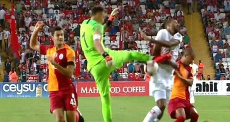 AjansHaber_1903's tweet photo. 🗣️🎙️Turgay Demir:

"Birileri burada da tekme atan Muslera değil tekmeyi yiyen futbolcu suçlu dedikleri için taban yiyen Nübel’e kırmızı kart istemeleri çok normal.." https://t.co/Dl7zzxKIjz