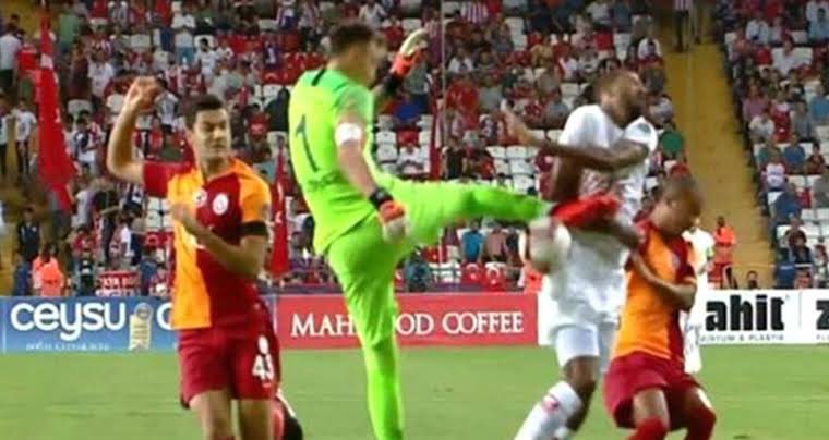 turgaydemirr's tweet photo. Birileri burada da tekme atan Muslera değil tekmeyi yiyen futbolcu suçlu dedikleri için taban yiyen Nübel’e kırmızı kart istemeleri çok normal.. https://t.co/X9pF6dF5PA
