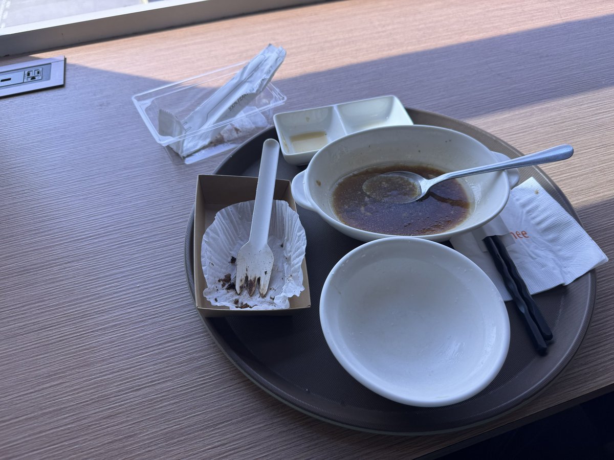 Y1142D's tweet photo. 登場前に無料飲食RTA
17分並ぶ
26分注文
37分提供
(40分搭乗開始)
45分完食 https://t.co/JOekFSYs6H