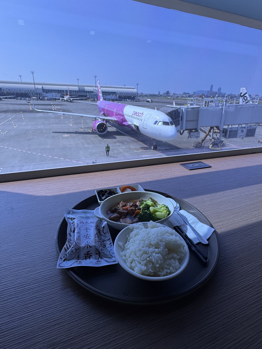 Y1142D's tweet photo. 登場前に無料飲食RTA
17分並ぶ
26分注文
37分提供
(40分搭乗開始)
45分完食 https://t.co/JOekFSYs6H