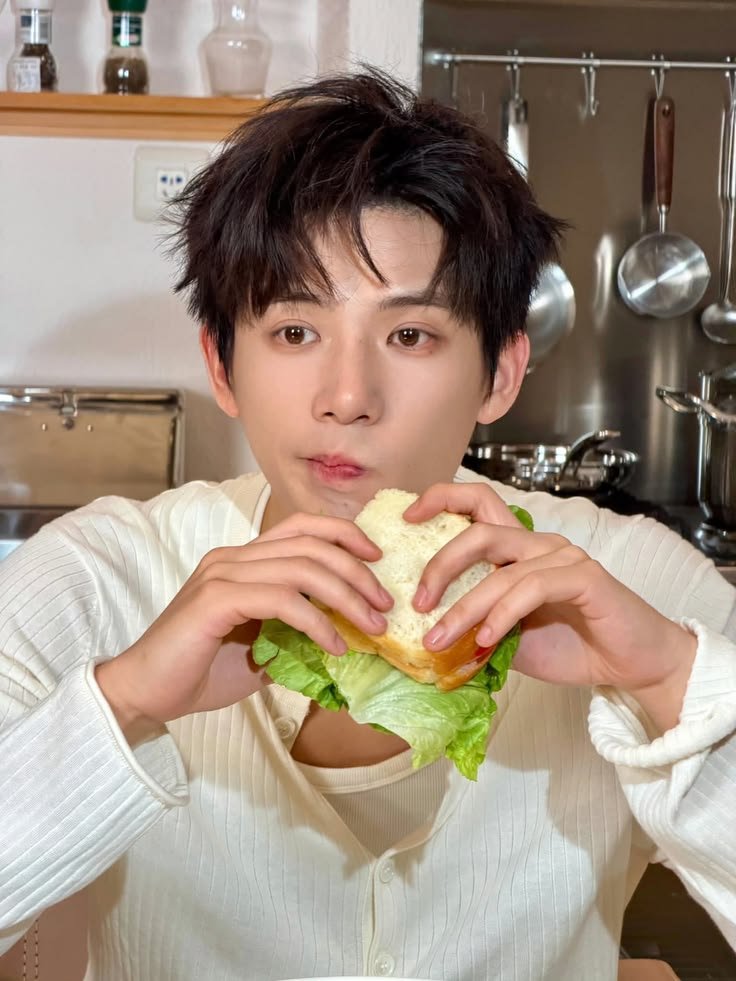 liustevson's tweet photo. Malam semuanya. Izin dinner dulu sebelum nanti kita ngobrol lagi. Kalian sudah makan belum? https://t.co/hOTJ1ysFyn