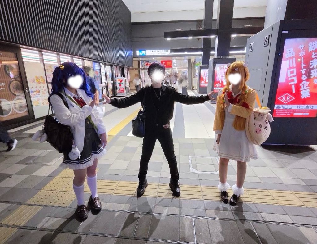 charoban's tweet photo. 今年は1日目だけの参加で束縛⚔️でした！

なぜか2人の少女たちに拒まれました。
#フクヤマニメ9 https://t.co/Ybv5wWZ5ui