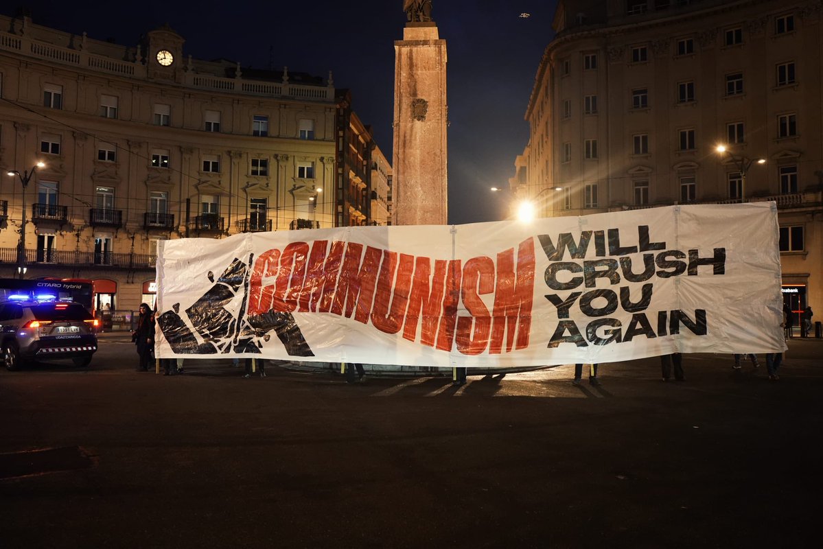 _caballesta_'s tweet photo. Que este sea el bloque comunista más “grande” que haya visto gran bretaña en décadas es triste la verdad. Pero también plasma que tan avanzado está el Movimiento Socialista en el Estado español, avanzamos con paso firme y mirada larga. Adelante el proceso socialista en Europa! https://t.co/zvZDHyoimc