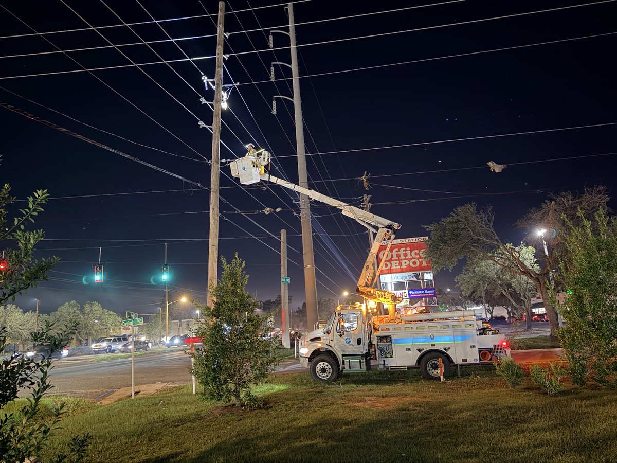 insideFPL's tweet photo. We know every hour without power is difficult. Crews worked through the night and are continuing today to repair extensive damage from Hurricane Isaias and restore power across impacted communities. We won’t stop until every customer is restored. https://t.co/Phl5jeKRQt