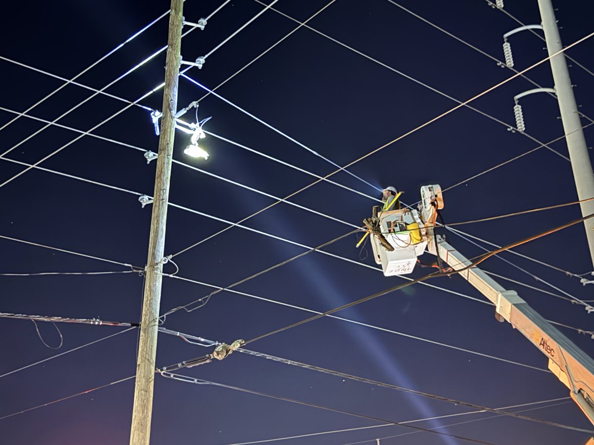 insideFPL's tweet photo. We know every hour without power is difficult. Crews worked through the night and are continuing today to repair extensive damage from Hurricane Isaias and restore power across impacted communities. We won’t stop until every customer is restored. https://t.co/Phl5jeKRQt