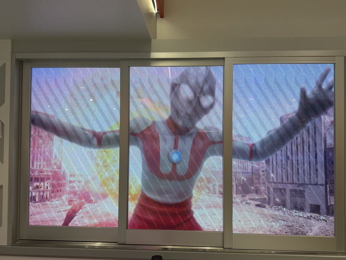 ultrive_zzz's tweet photo. 池袋のウルトラマンストア
初代ウルトラマンの立像もリアルでかっこよく、ムービーやヒーロー紹介のギミックも楽しい。これからも機会あればお世話になると思う https://t.co/0RGh89Cqo3