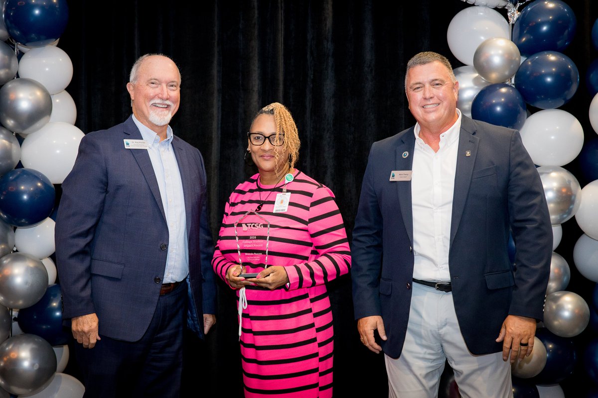 OconeeFallLine's tweet photo. Congratulations to Shonda Reaves, OFTC Retention Specialist, on receiving the Student Affairs Impact Award at the TCSG Student Affairs Summit! 💚🖤 Her dedication to supporting students and helping them reach their goals makes a difference every day. #HootieHoo https://t.co/LVJ788SrHn