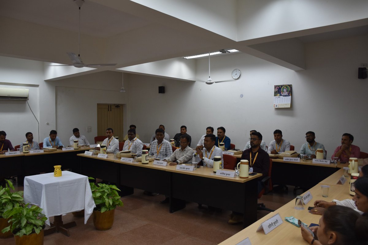 mdncdc's tweet photo. बिहार सहकारिता विभाग के चौथे बैच के प्रशिक्षण कार्यक्रम का समापन

LINAC-NCDC में 5 से 9 अक्टूबर 2026 तक बिहार सरकार के सहकारिता विभाग के अधिकारियों के चौथे बैच के लिए आयोजित प्रशिक्षण कार्यक्रम सफलतापूर्वक संपन्न हुआ।

समापन समारोह में डॉ. विनय कुमार चौहान, प्रबंध निदेशक, भारतीय राष्ट्रीय श्रम सहकारी संघ लिमिटेड (NLCF) मुख्य अतिथि के रूप में शामिल हुए।

प्रशिक्षण कार्यक्रम के दौरान प्रतिभागियों को सहकारिता क्षेत्र से जुड़े विभिन्न पहलुओं की जानकारी प्रदान की गई। इसके साथ ही, सहकारी अध्ययन भ्रमण के माध्यम से अधिकारियों को विभिन्न सहकारी संस्थाओं की कार्यप्रणाली, प्रबंधन व्यवस्था एवं सफल सहकारी मॉडल को निकट से समझने तथा व्यावहारिक अनुभव प्राप्त करने का अवसर मिला।

इस प्रशिक्षण कार्यक्रम का उद्देश्य अधिकारियों की कार्यकुशलता एवं संस्थागत समझ को सुदृढ़ करना, सहकारी संस्थाओं के प्रभावी प्रबंधन के प्रति उनकी क्षमता विकसित करना तथा बिहार में सहकारिता क्षेत्र के विकास और सशक्तीकरण में उनकी भूमिका को और अधिक प्रभावी बनाना था।

@ncct_institutes @labcofed @Ncdc_ro_kolkata @DehradunNcdc @NCDCChennai @ncdcshimla26598 @DeptCooperative @BiharAFRD @IPRDBihar
