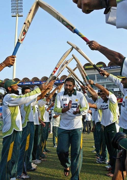 SajSadiqCricket's tweet photo. #OnThisDay in 2007. After 499 appearances, over 20,000 runs and one or two mix-ups running between the wickets 😛 the brilliant Inzamam-Ul-Haq retired from international cricket #Cricket https://t.co/iEVC2EZY3J