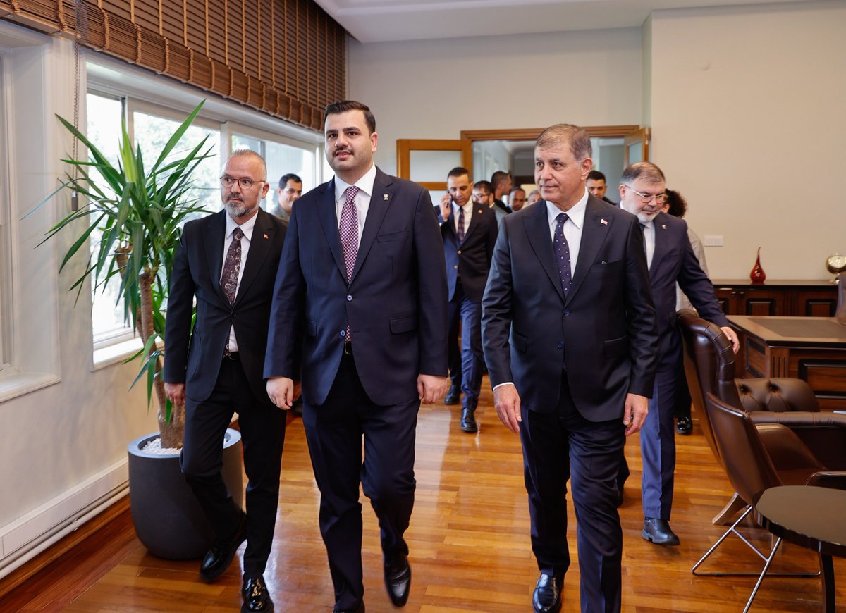 eyupkadirinan's tweet photo. İzmir Büyükşehir Belediye Başkanımız Sayın Cemil Tugay’ı, Milletvekillerimiz ve Belediye Başkanlarımızla birlikte ziyaret ettik.

Şimdi güzel İzmir’imiz ve kıymetli hemşehrilerimiz için birlikte çok çalışma vakti! @drcemiltugay https://t.co/mOtwucpZbb