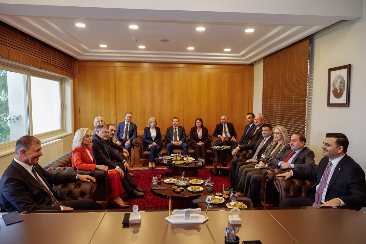 eyupkadirinan's tweet photo. İzmir Büyükşehir Belediye Başkanımız Sayın Cemil Tugay’ı, Milletvekillerimiz ve Belediye Başkanlarımızla birlikte ziyaret ettik.

Şimdi güzel İzmir’imiz ve kıymetli hemşehrilerimiz için birlikte çok çalışma vakti! @drcemiltugay https://t.co/mOtwucpZbb