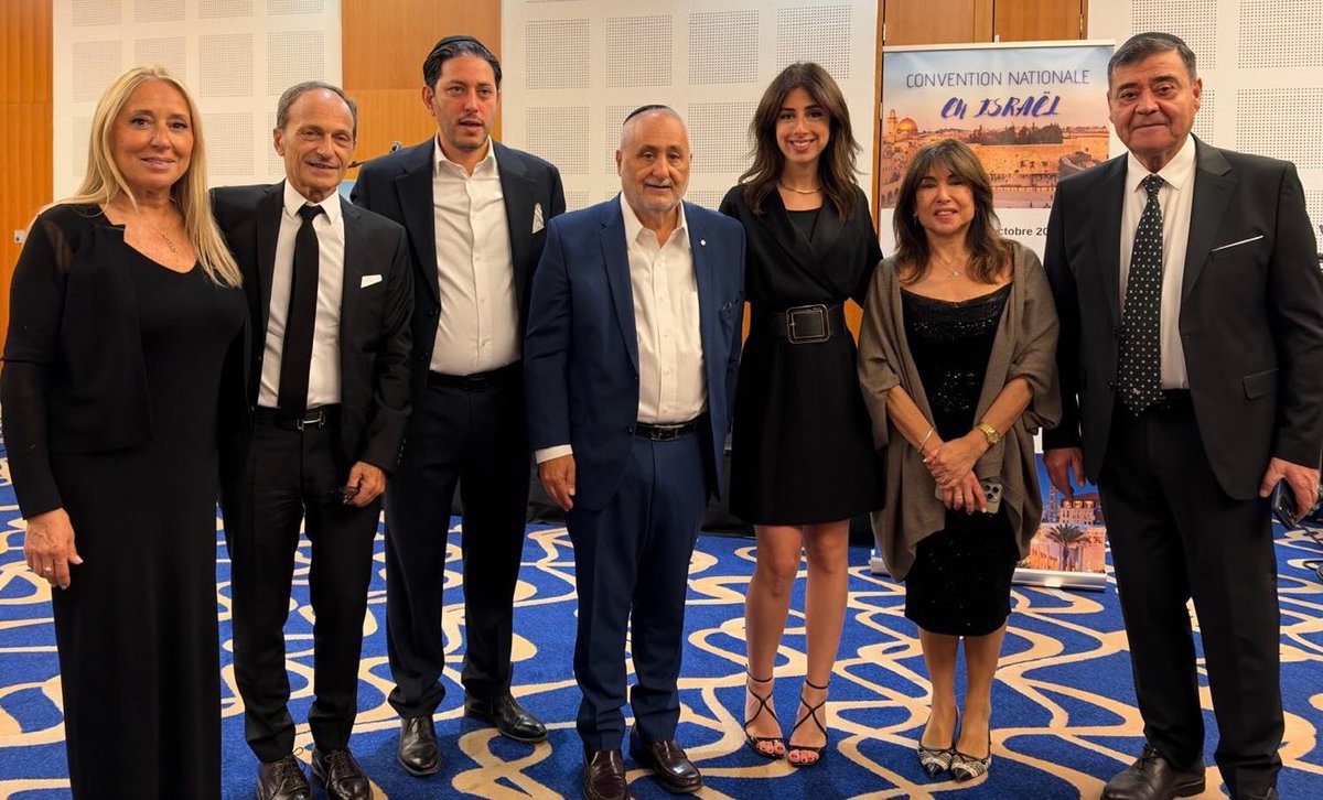 FocusMedia_Fr's tweet photo. 🇫🇷🇮🇱 FLASH — Près de 150 ÉLUS français réunis à Jérusalem aux côtés du président israélien Isaac Herzog, malgré les accusations de GÉNOCIDE à Gaza visant Israël.

L’influenceuse et porte-parole des LR @ShannonSeban se félicite de ce déplacement et remercie notamment l’Agence juive et le KKL, organismes liés à des projets d’installation en Israël et dans les territoires occupés.

Source : Shannon Seban, X, 12 octobre 2026.