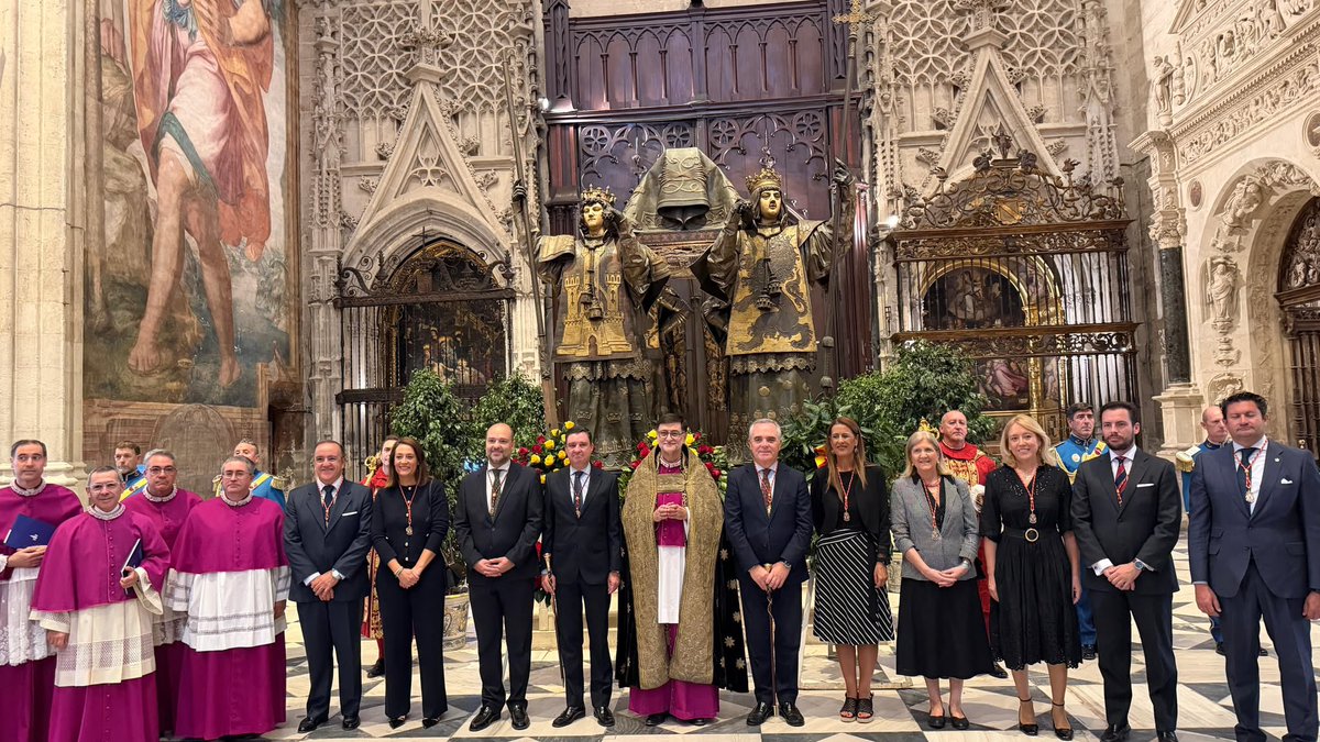 Ayto_Sevilla's tweet photo. 🇪🇸 En el #DíadelaHispanidad —festividad que tiene su arraigo en #Sevilla como la ciudad que fue «puerta y puerto de América» —, la Corporación Municipal asiste en la @SICSevilla al TeDeum ante Nuestra Señora de la Antigua y al rezo de un responso ante la tumba de Cristóbal Colón. https://t.co/8iNpz7sQVK