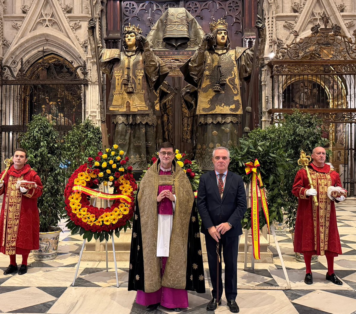 Ayto_Sevilla's tweet photo. 🇪🇸 En el #DíadelaHispanidad —festividad que tiene su arraigo en #Sevilla como la ciudad que fue «puerta y puerto de América» —, la Corporación Municipal asiste en la @SICSevilla al TeDeum ante Nuestra Señora de la Antigua y al rezo de un responso ante la tumba de Cristóbal Colón. https://t.co/8iNpz7sQVK