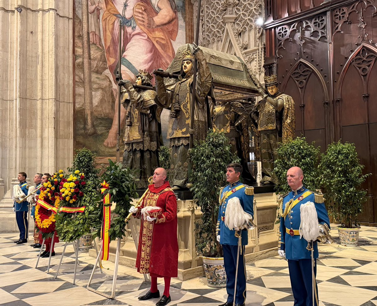 Ayto_Sevilla's tweet photo. 🇪🇸 En el #DíadelaHispanidad —festividad que tiene su arraigo en #Sevilla como la ciudad que fue «puerta y puerto de América» —, la Corporación Municipal asiste en la @SICSevilla al TeDeum ante Nuestra Señora de la Antigua y al rezo de un responso ante la tumba de Cristóbal Colón. https://t.co/8iNpz7sQVK
