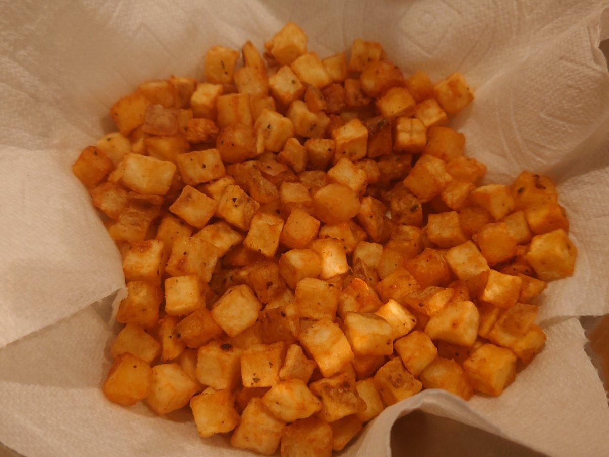 BackPalette's tweet photo. 至高のおつまみ

じゃがいもをスライス
↓
ポテトカッターでキューブに
↓
茹でて、ほりにしと片栗粉と小麦粉でコーティング
↓
揚げる！

🥄スプーンでザクザク食べられる最強のフライドポテトが完成！美味すぎる!! https://t.co/g6NWzcsHXp