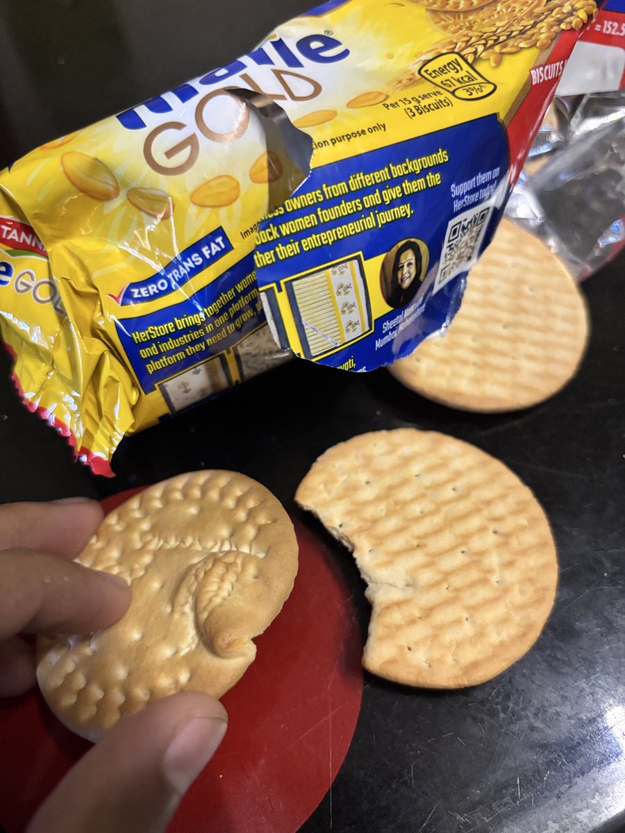 Sastajoe's tweet photo. Hey @BritanniaIndLtd whoevers making my marie biscuit pack could you make sure you dont put biscuits like this i dont like to get disappointed on my precious tea time please https://t.co/FnWuenhn2d