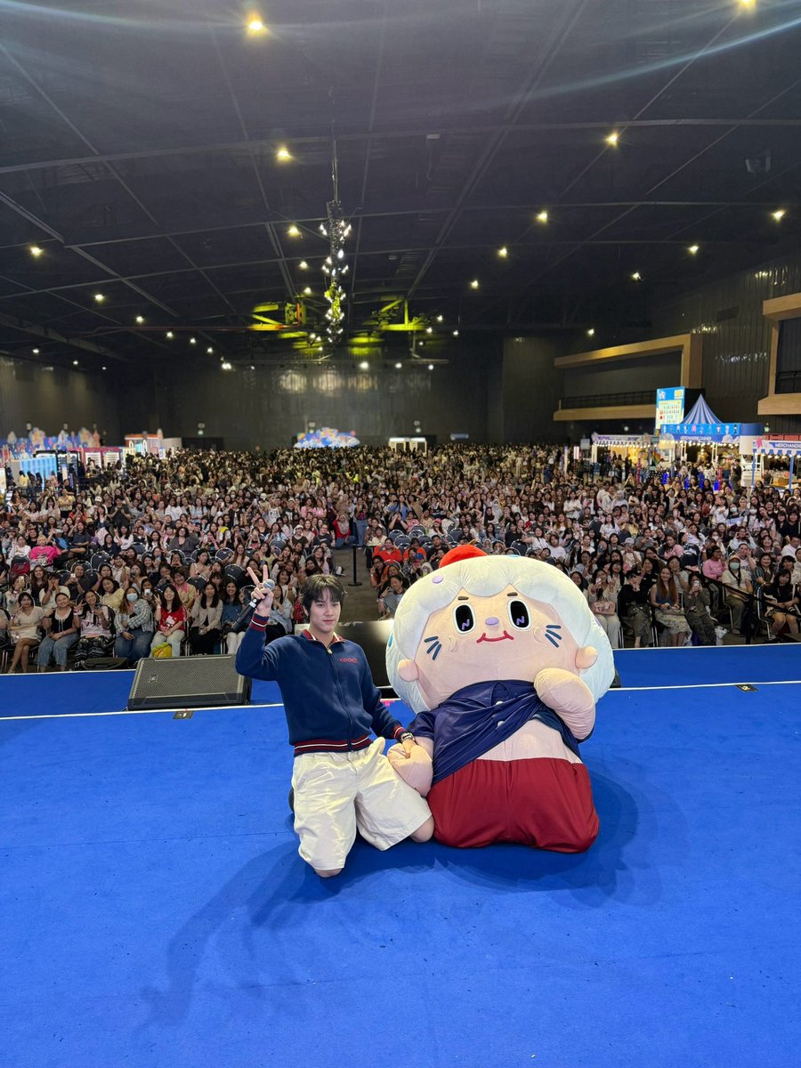 NILKNHAKE_'s tweet photo. ขอบคุนอุนยายทิมาหาป๊ากะเนคคับ พ่กเรามานเท่มาก รักกมากกคับป๋มมม ❤️🍒 
#GMMTVFANIVAL2026HappyFamilyxNanon  
#NILKNHAKE https://t.co/bHcaSUbNcu