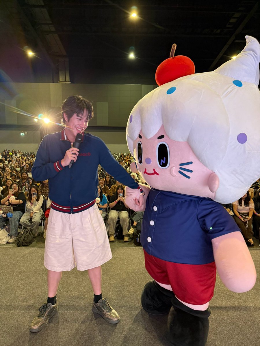 NILKNHAKE_'s tweet photo. ขอบคุนอุนยายทิมาหาป๊ากะเนคคับ พ่กเรามานเท่มาก รักกมากกคับป๋มมม ❤️🍒 
#GMMTVFANIVAL2026HappyFamilyxNanon  
#NILKNHAKE https://t.co/bHcaSUbNcu