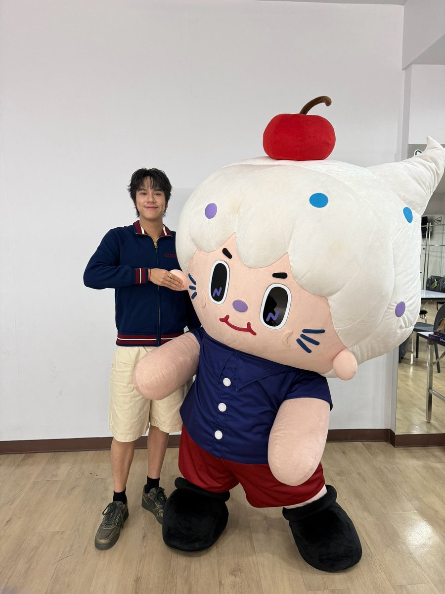 NILKNHAKE_'s tweet photo. ขอบคุนอุนยายทิมาหาป๊ากะเนคคับ พ่กเรามานเท่มาก รักกมากกคับป๋มมม ❤️🍒 
#GMMTVFANIVAL2026HappyFamilyxNanon  
#NILKNHAKE https://t.co/bHcaSUbNcu
