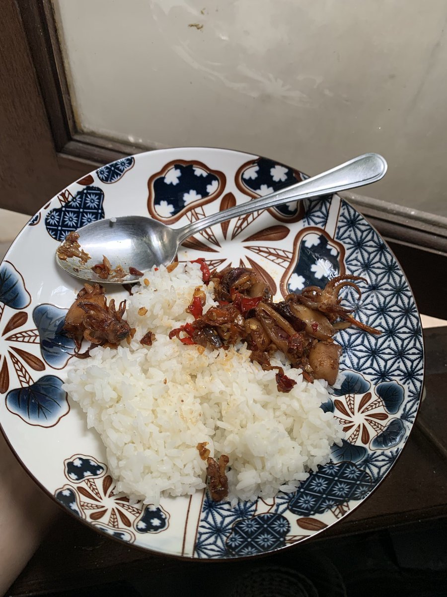 tilburymatte's tweet photo. @natanattda Sambel ceker dan sambel cumi masakanku sendiri. Ya Allah enaknyaaaa 🤤 https://t.co/XjMuztrVPv