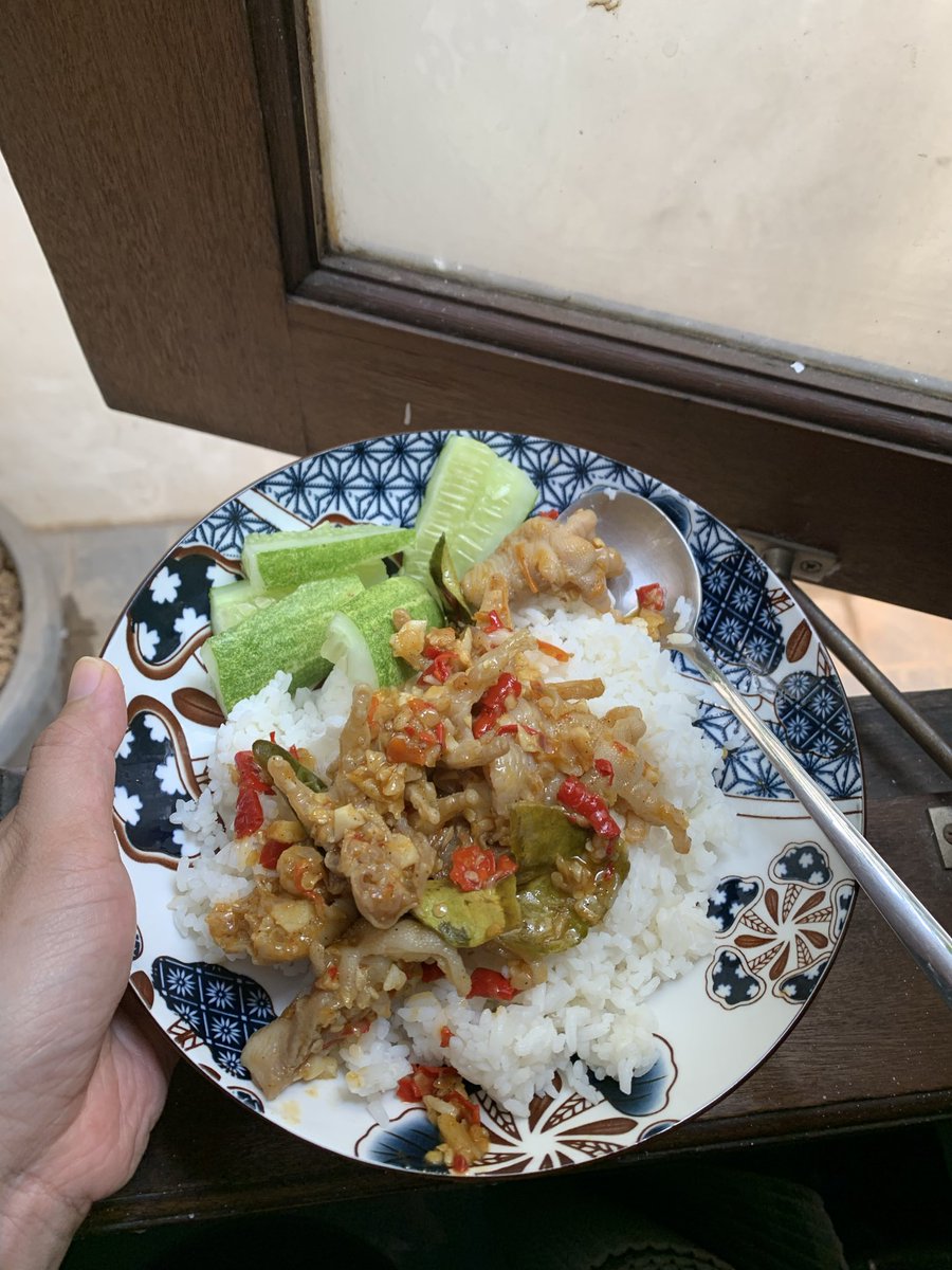 tilburymatte's tweet photo. @natanattda Sambel ceker dan sambel cumi masakanku sendiri. Ya Allah enaknyaaaa 🤤 https://t.co/XjMuztrVPv