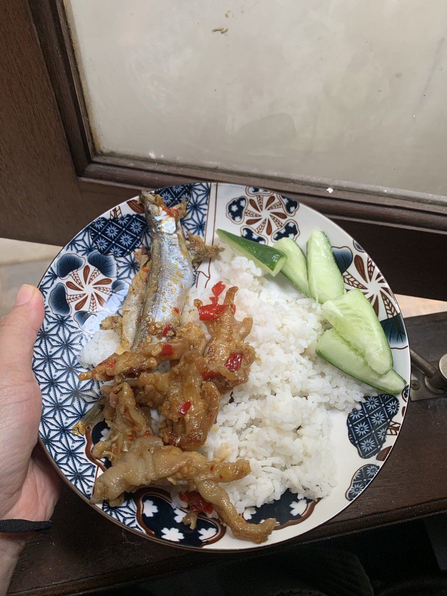 tilburymatte's tweet photo. @natanattda Sambel ceker dan sambel cumi masakanku sendiri. Ya Allah enaknyaaaa 🤤 https://t.co/XjMuztrVPv