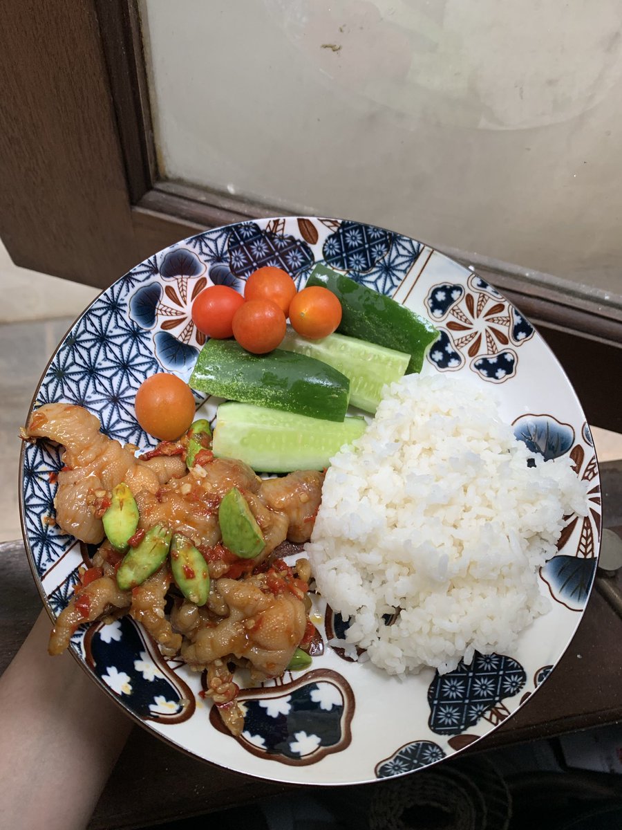 tilburymatte's tweet photo. @natanattda Sambel ceker dan sambel cumi masakanku sendiri. Ya Allah enaknyaaaa 🤤 https://t.co/XjMuztrVPv